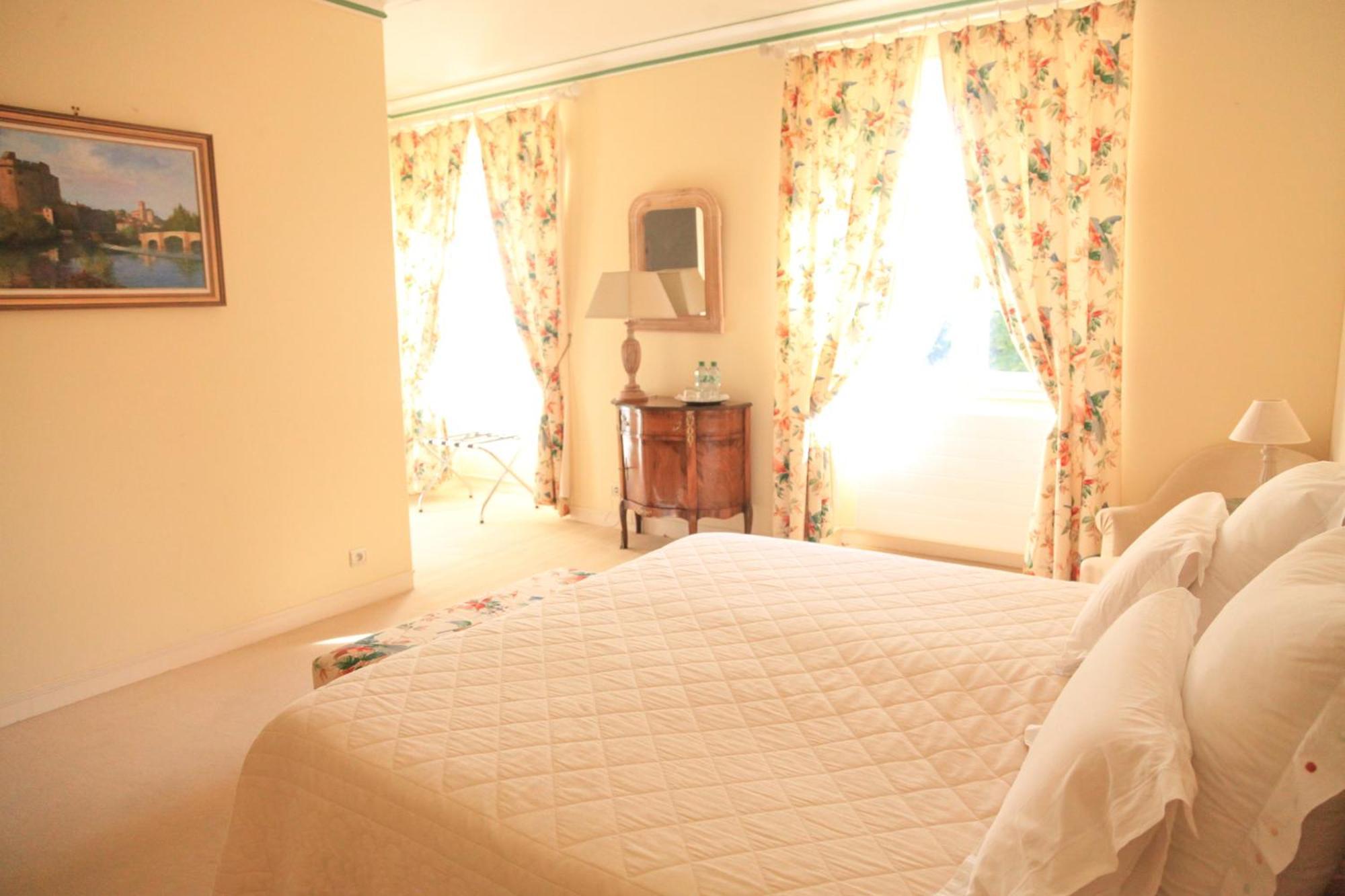 Chateau Senailhac Bed & Breakfast